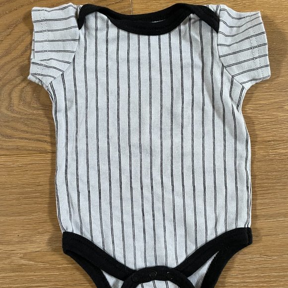 Set of 3 boy's baby bodysuits, one pieces, white grey and black, 1x Rae Dunn - Picture 3 of 7